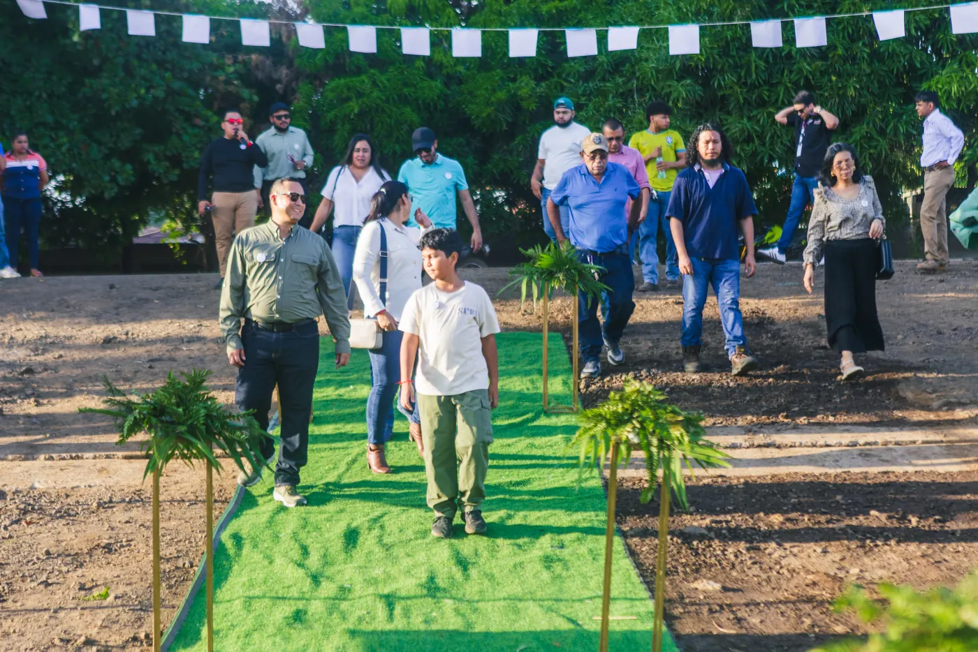 Invitados recorriendo el proyecto